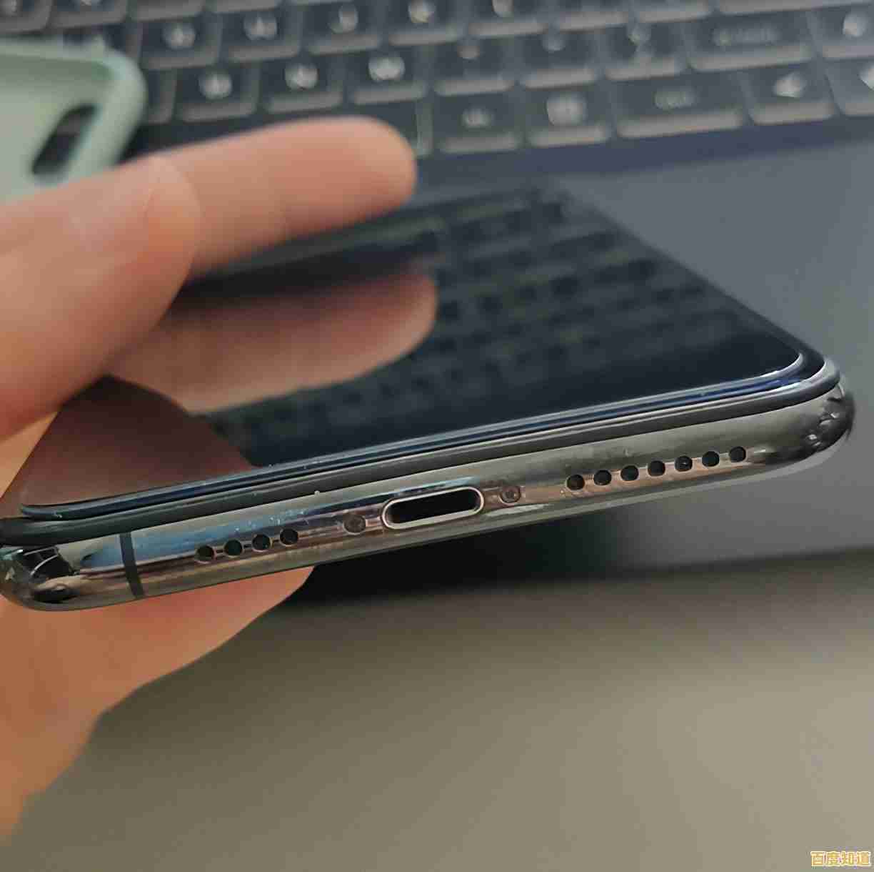 电脑主机运行但显示器无信号？教你排查黑屏故障步骤